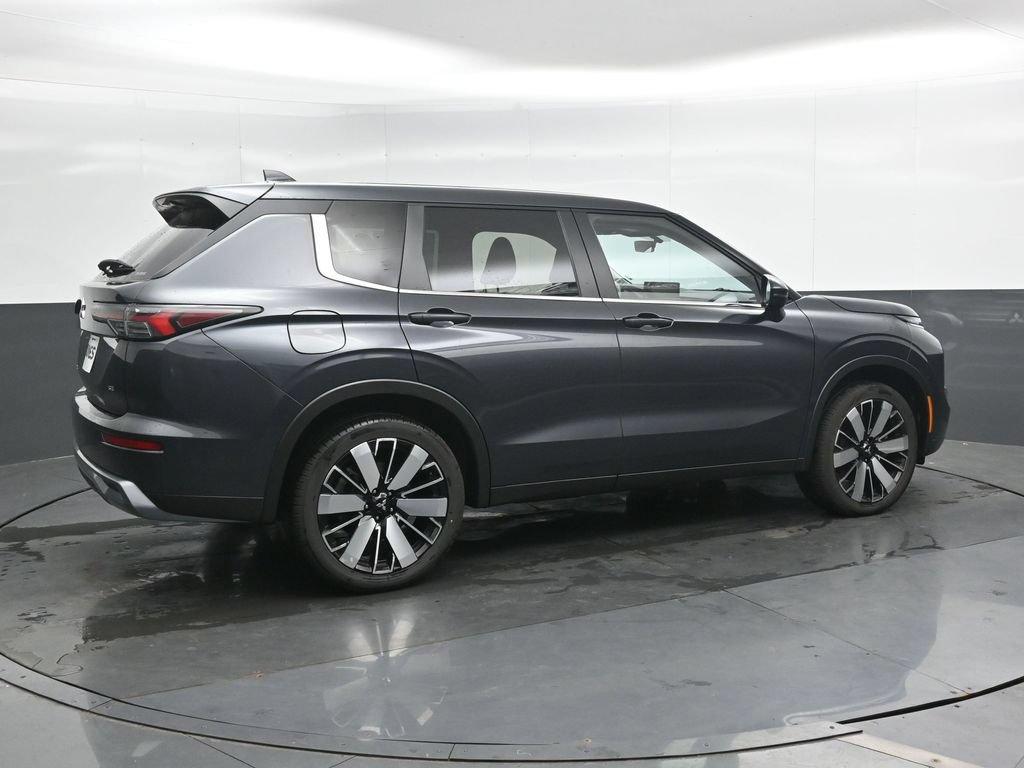 Used 2025 Mitsubishi Outlander AWD image 2
