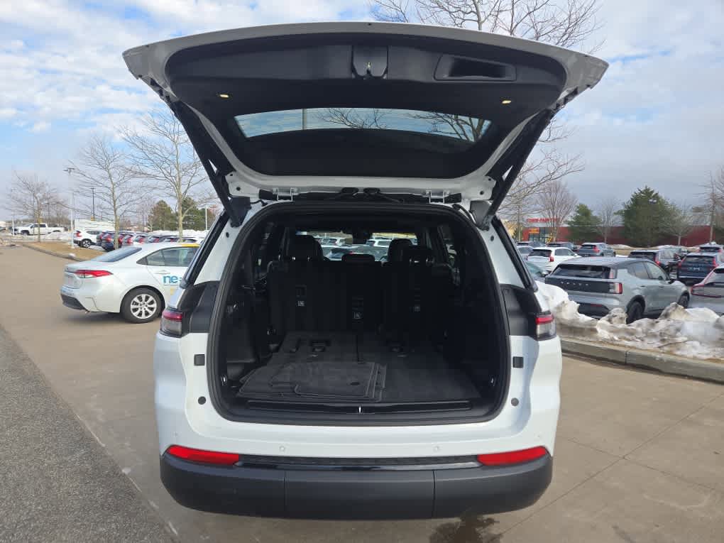 Used 2025 Jeep Grand Cherokee L Altitude AWD/4WD image 6