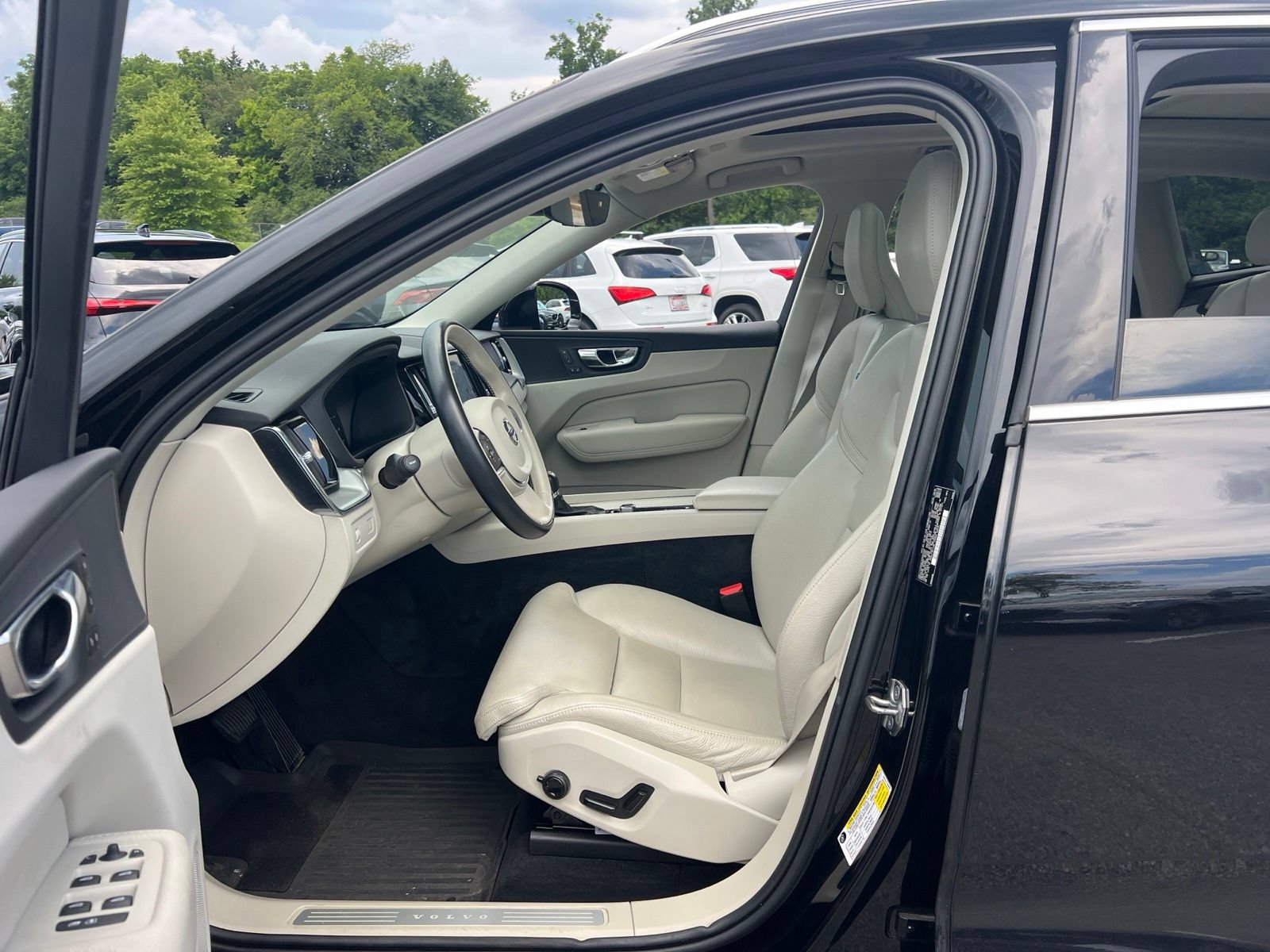 Used 2019 Volvo XC60 T5 Momentum w/ Premium Package FWD image 23