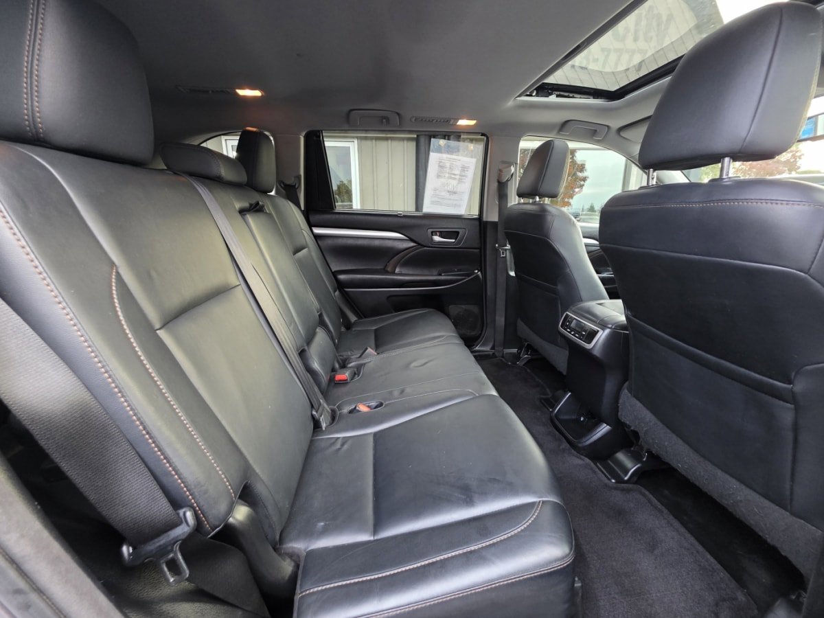 Used 2015 Toyota Highlander XLE image 16