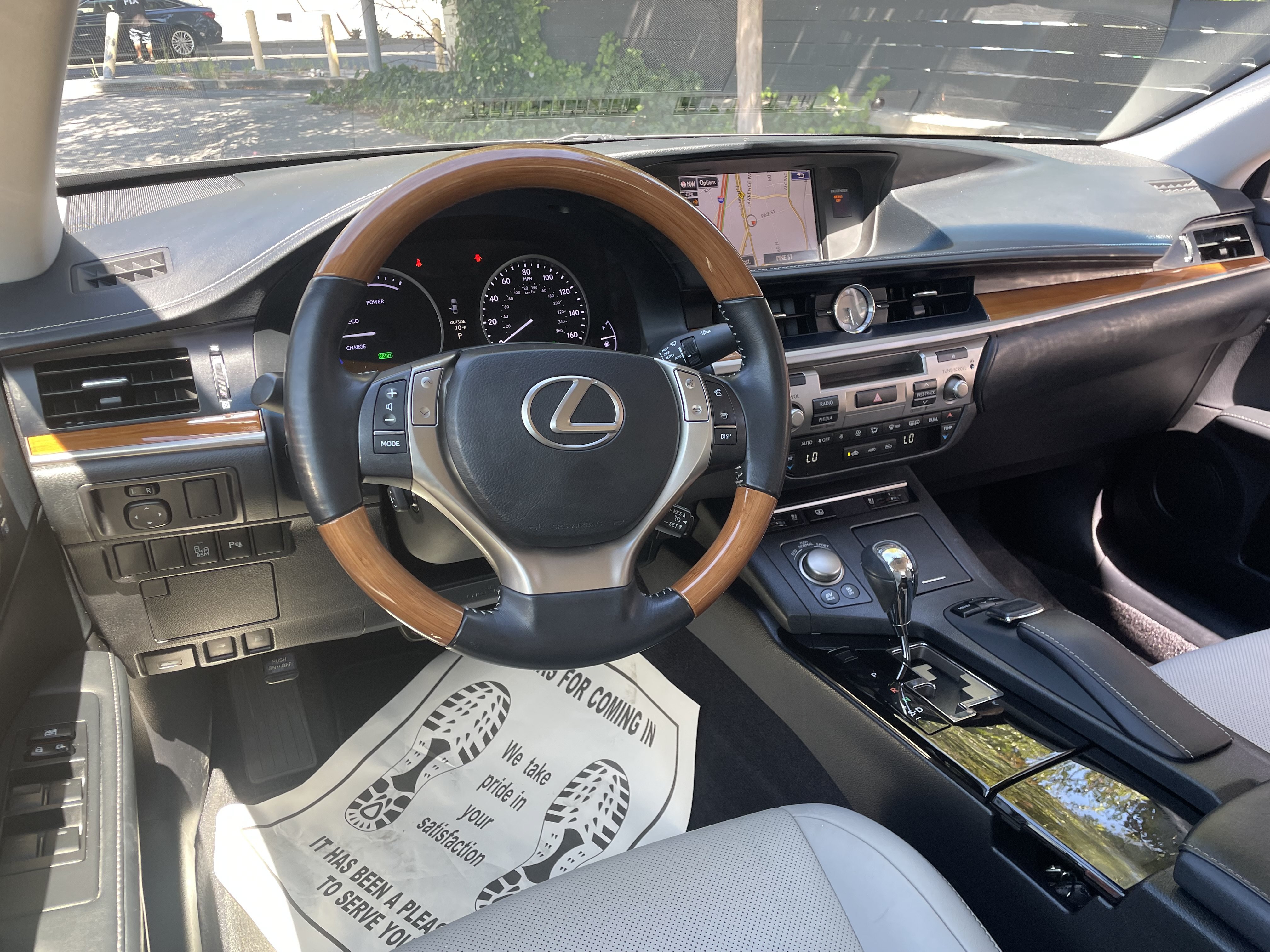 Used 2015 Lexus ES 300h w/ Navigation System Package FWD image 4