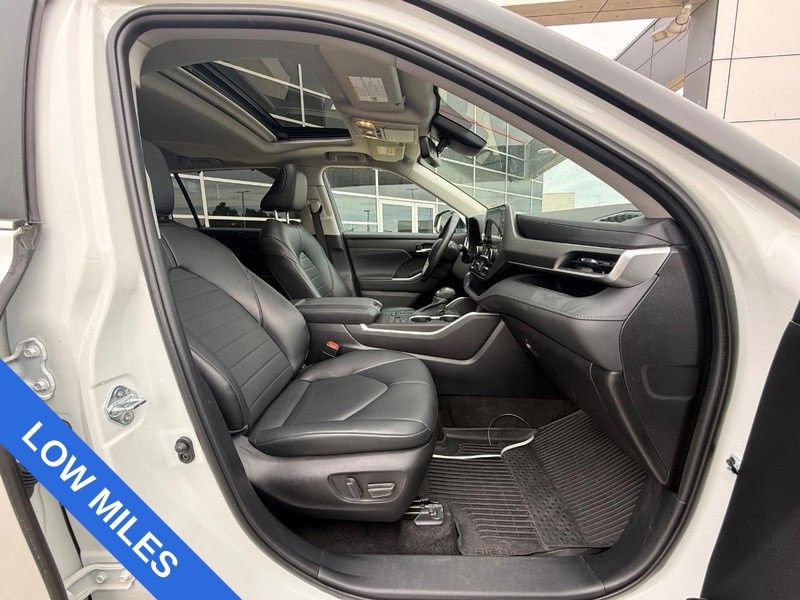 Used 2023 Toyota Highlander XLE AWD/4WD image 10