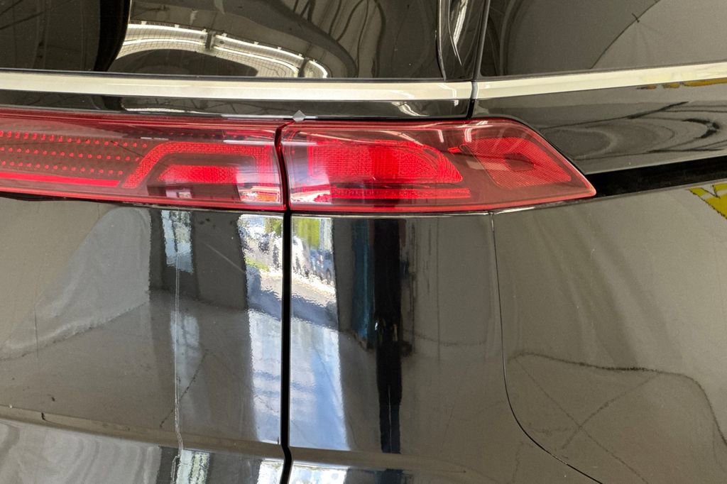 Used 2024 Kia Carnival LX FWD image 27