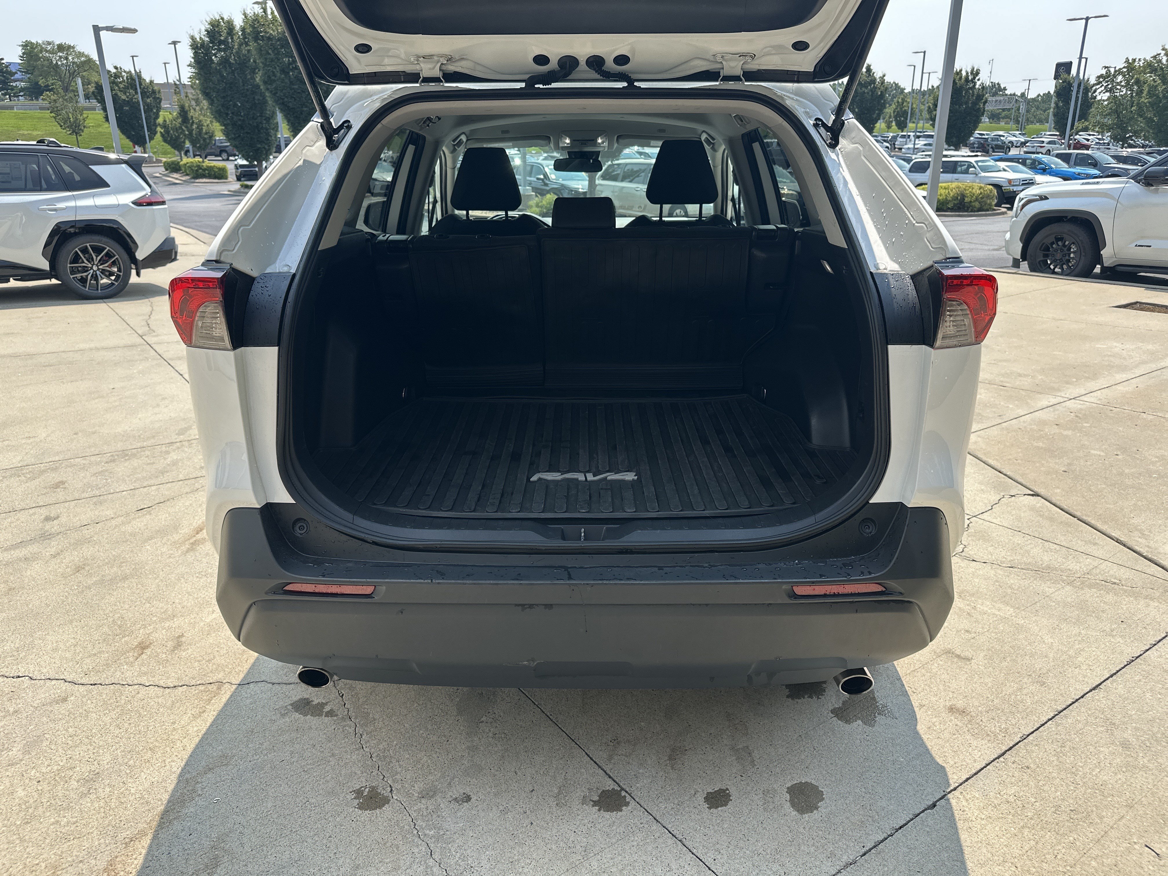 Used 2024 Toyota RAV4 LE AWD/4WD image 31