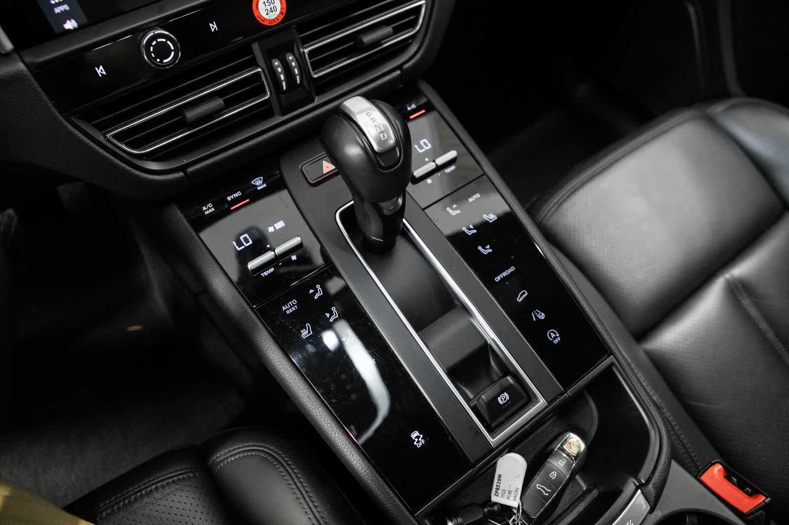 Certified 2023 Porsche Macan AWD/4WD image 23