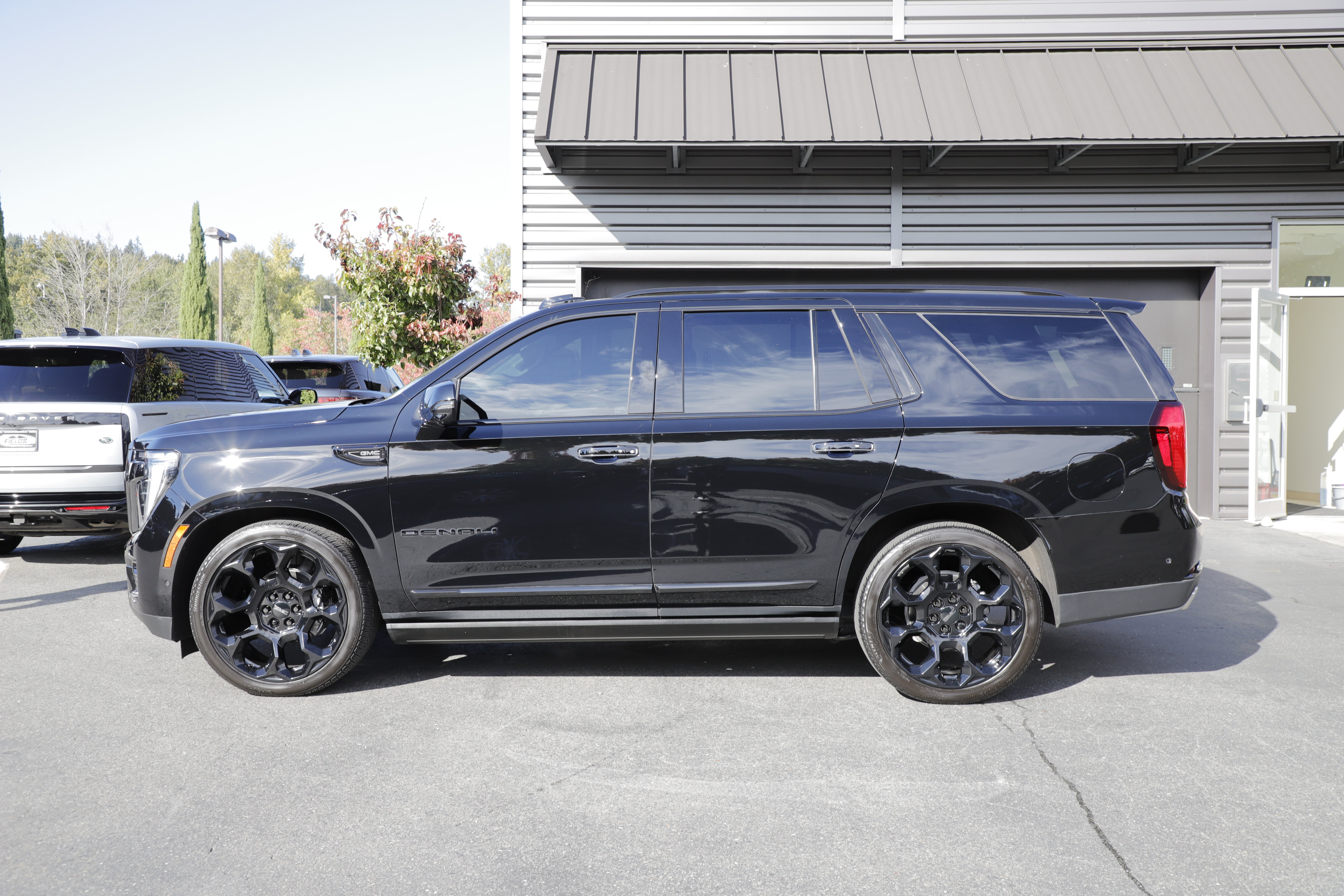 Used 2025 GMC Yukon Denali w/ Denali Reserve Package AWD/4WD image 3