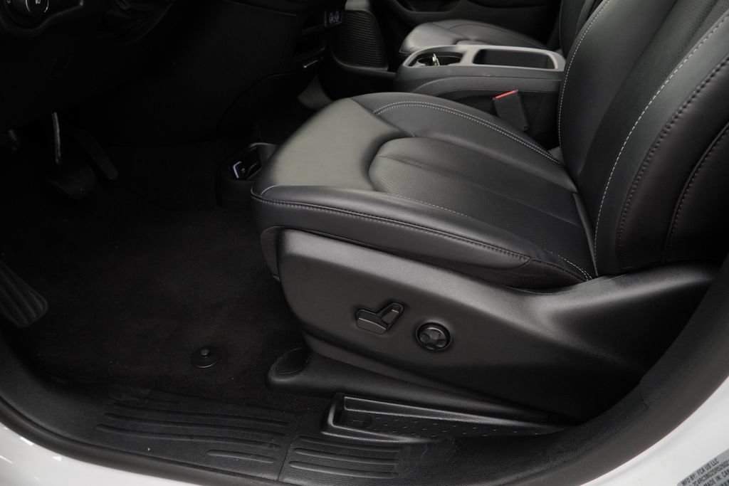 Certified 2025 Chrysler Pacifica Select AWD/4WD image 40