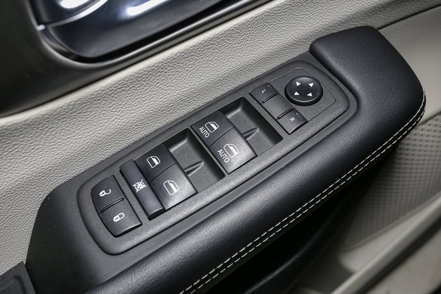 Used 2021 Chrysler Pacifica Touring-L image 39