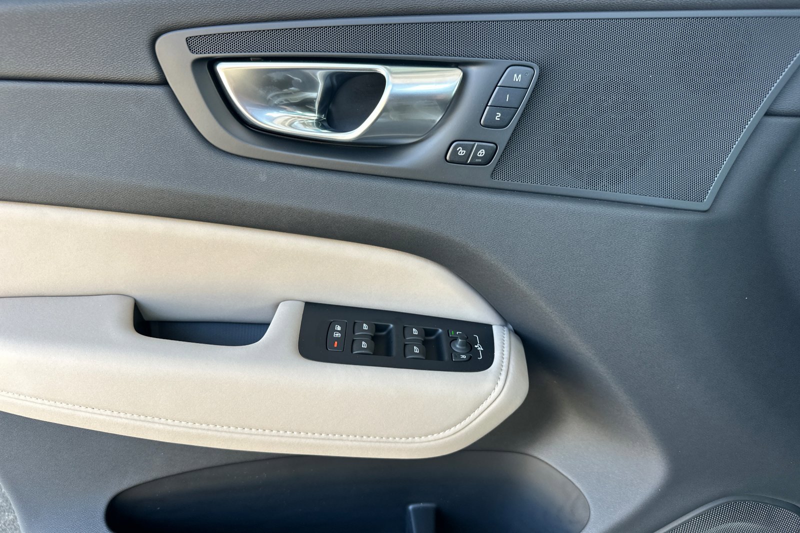 New 2026 Volvo XC60 B5 Plus w/ Climate Package image 9