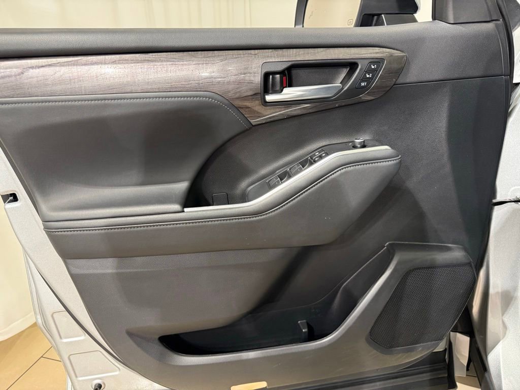 Used 2023 Toyota Highlander Limited AWD/4WD image 15