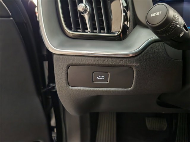 Used 2025 Volvo XC60 B5 Core image 19