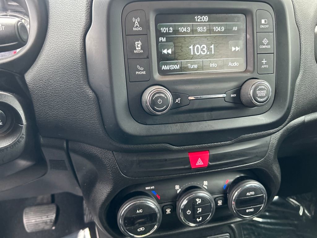 Used 2016 Jeep Renegade Latitude w/ Popular Equipment Group image 18