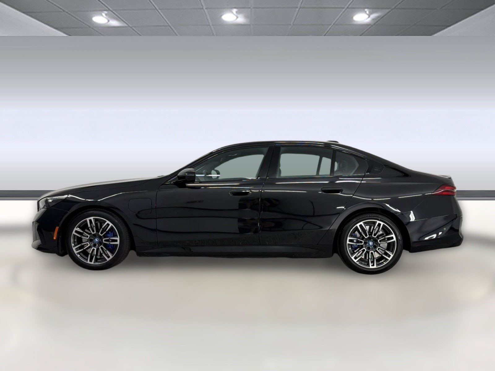 Used 2025 BMW 550e xDrive w/ Premium Package AWD/4WD image 2