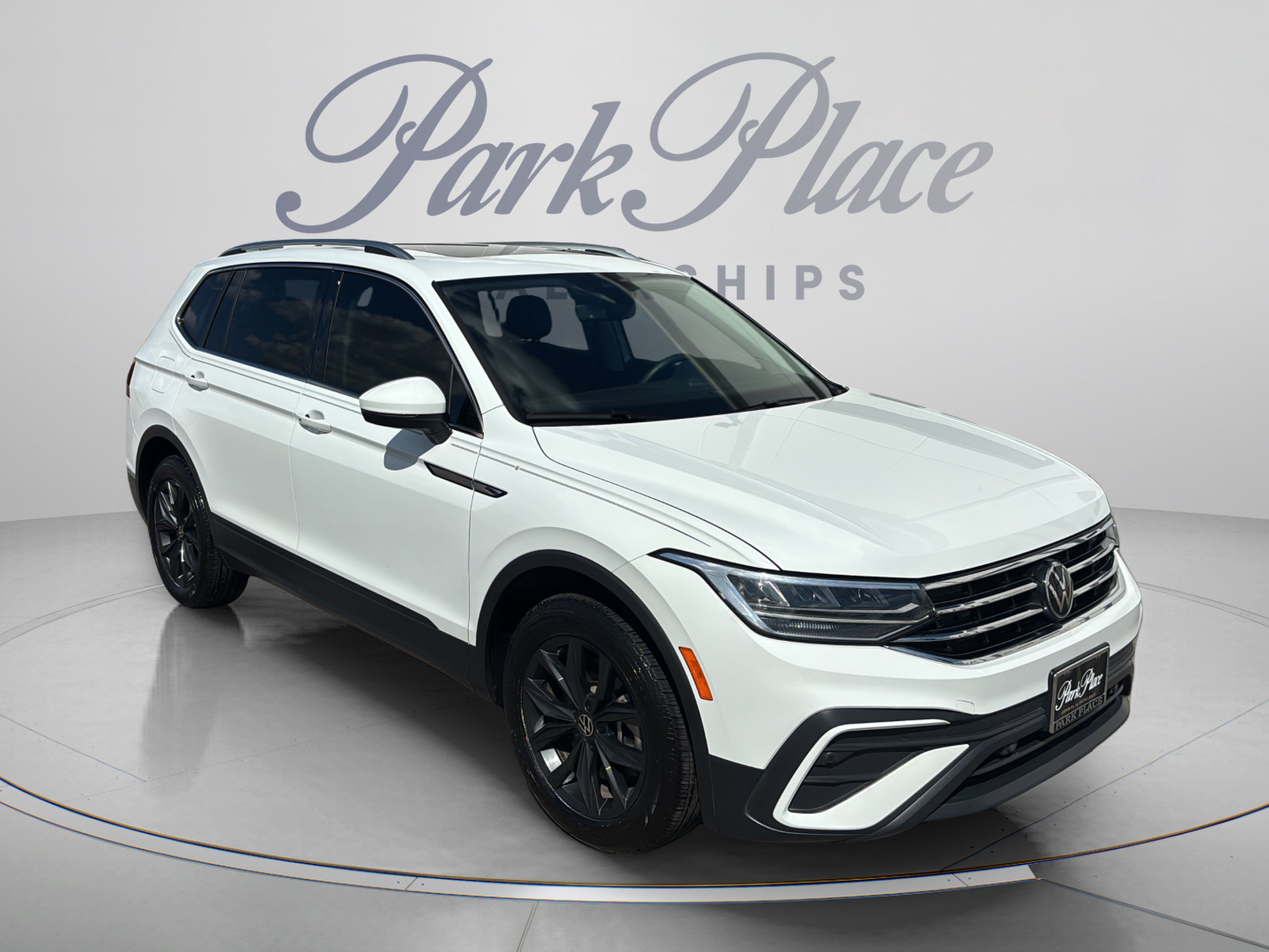 Used 2024 Volkswagen Tiguan SE FWD image 8