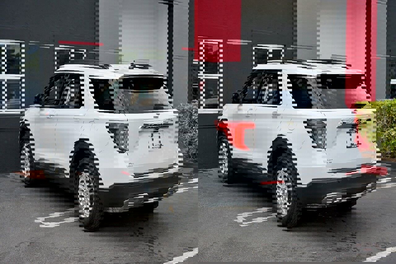 Used 2023 Ford Explorer XLT w/ Equipment Group 202A image 4