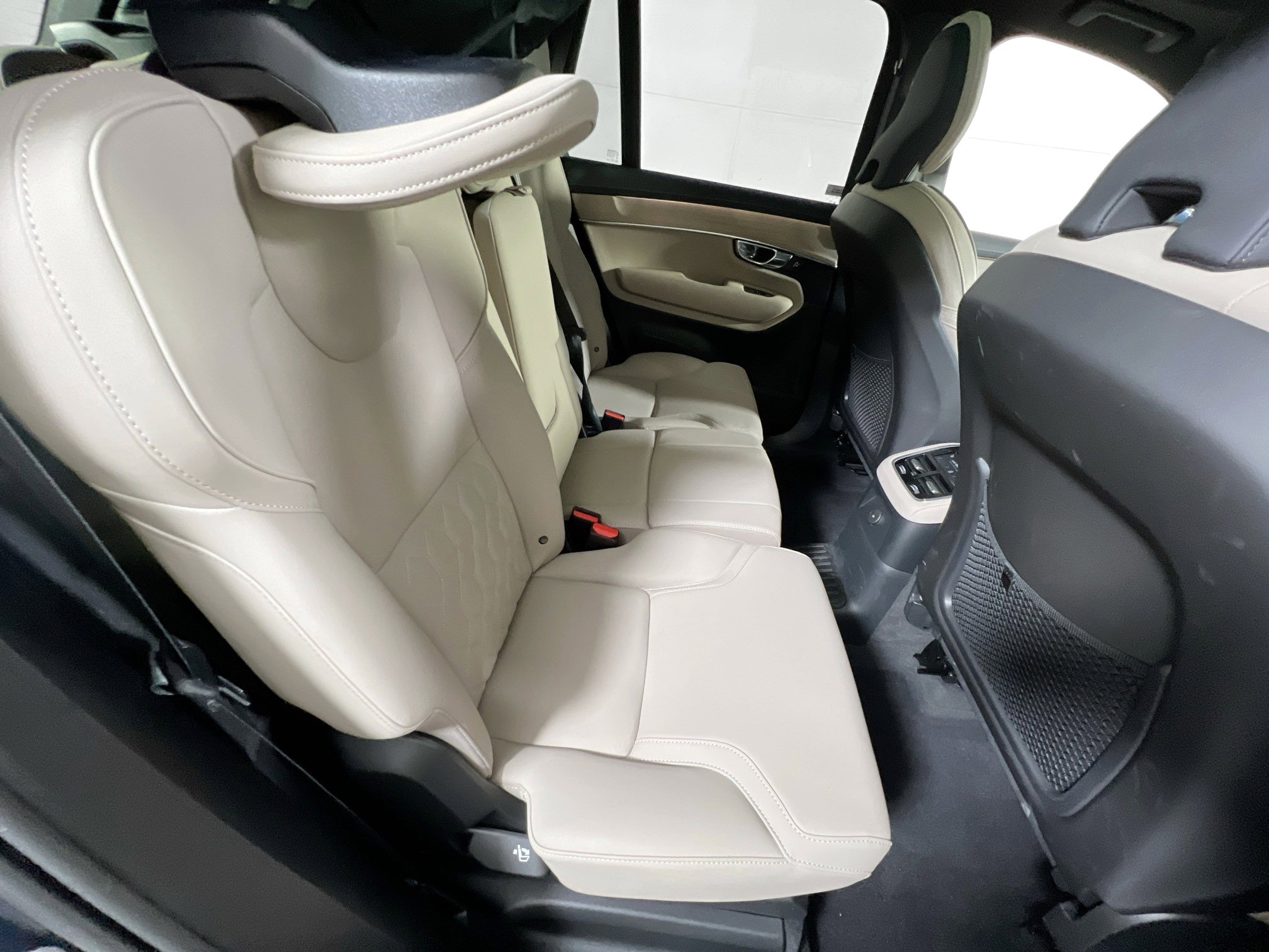 Used 2025 Volvo XC90 T8 Plus w/ Protection Package Premier image 28