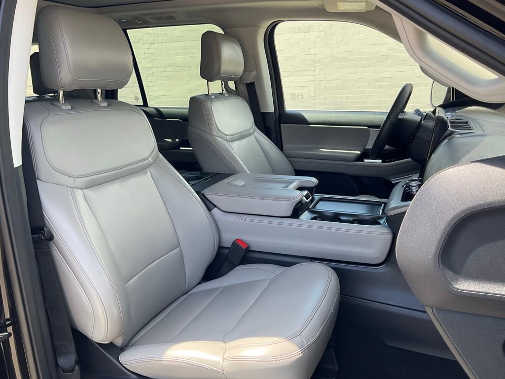 Used 2025 Ford Expedition Max Active AWD/4WD image 45
