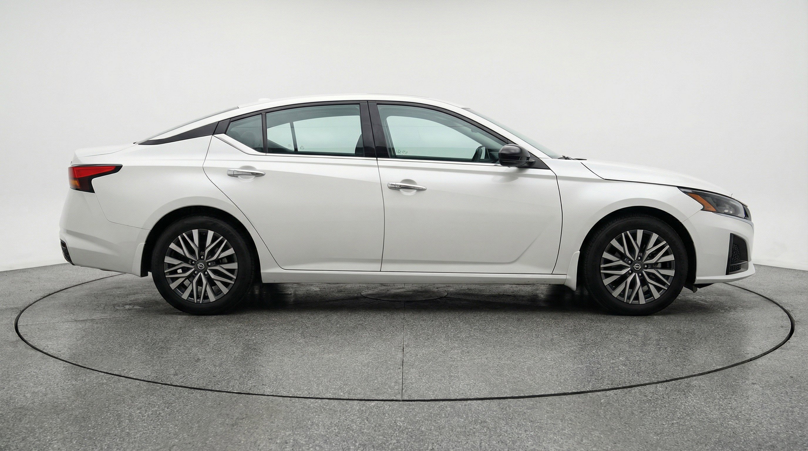 Used 2025 Nissan Altima 2.5 SV image 11