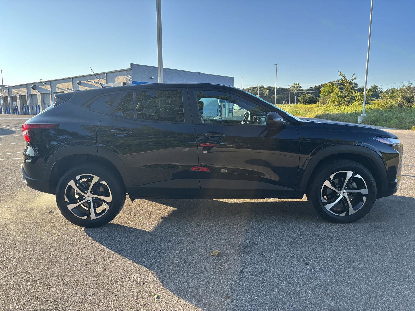 Used 2024 Chevrolet Trax RS w/ Driver Confidence Package FWD image 4