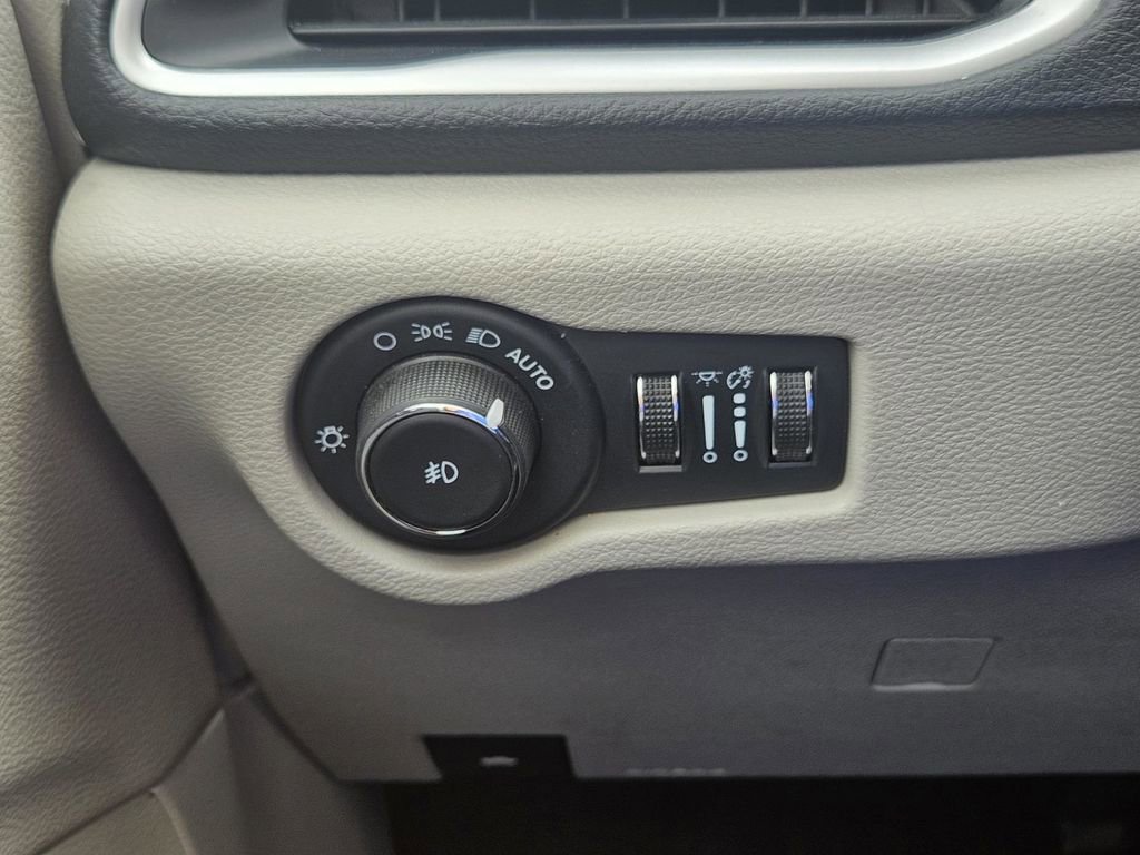Used 2024 Chrysler Pacifica Select image 26