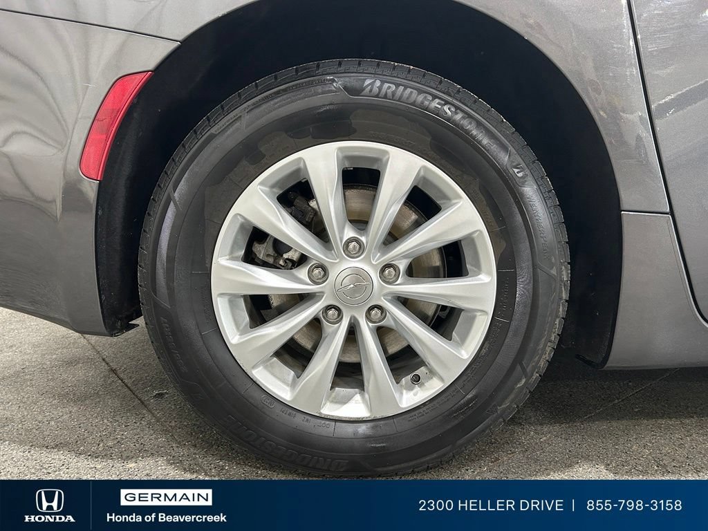 Used 2018 Chrysler Pacifica Touring-L FWD image 10