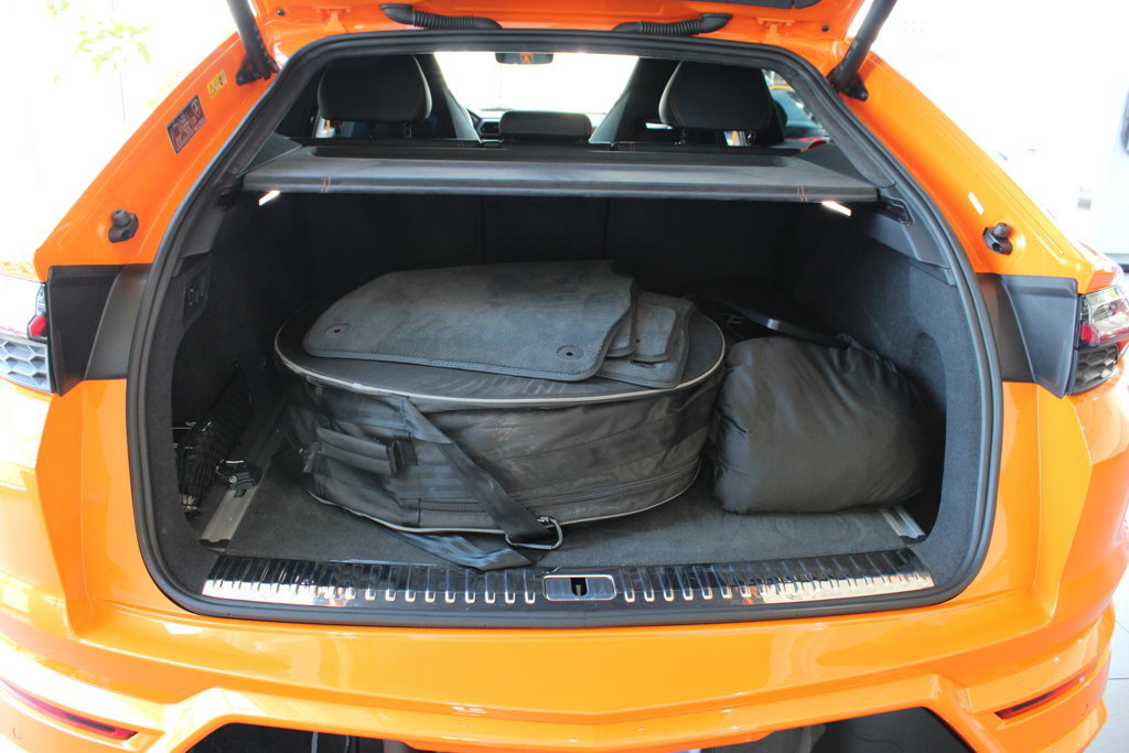 Used 2025 Lamborghini Urus SE AWD/4WD image 29