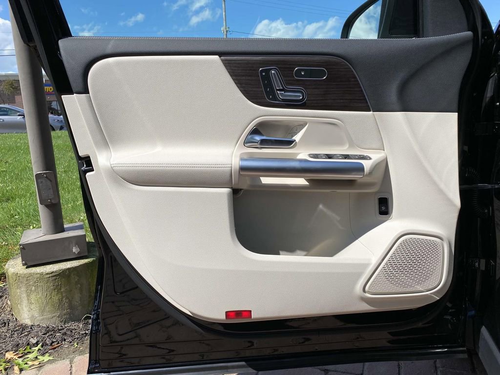 Certified 2025 Mercedes-Benz GLA 250 image 23