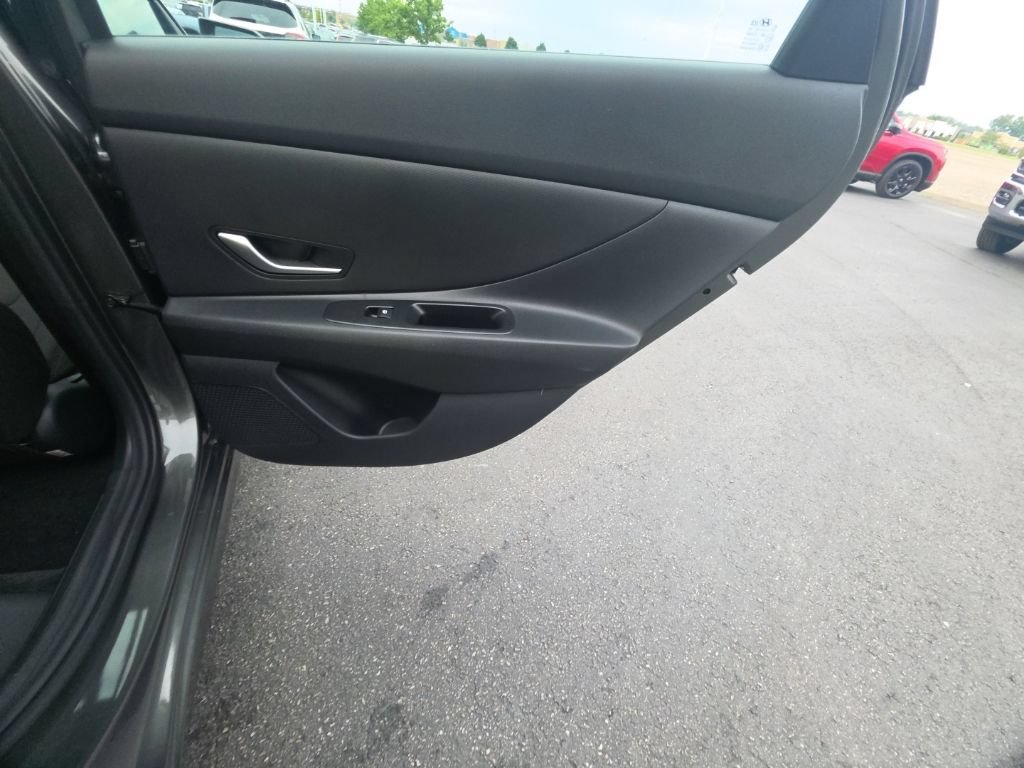 Used 2024 Hyundai Elantra SE FWD image 27