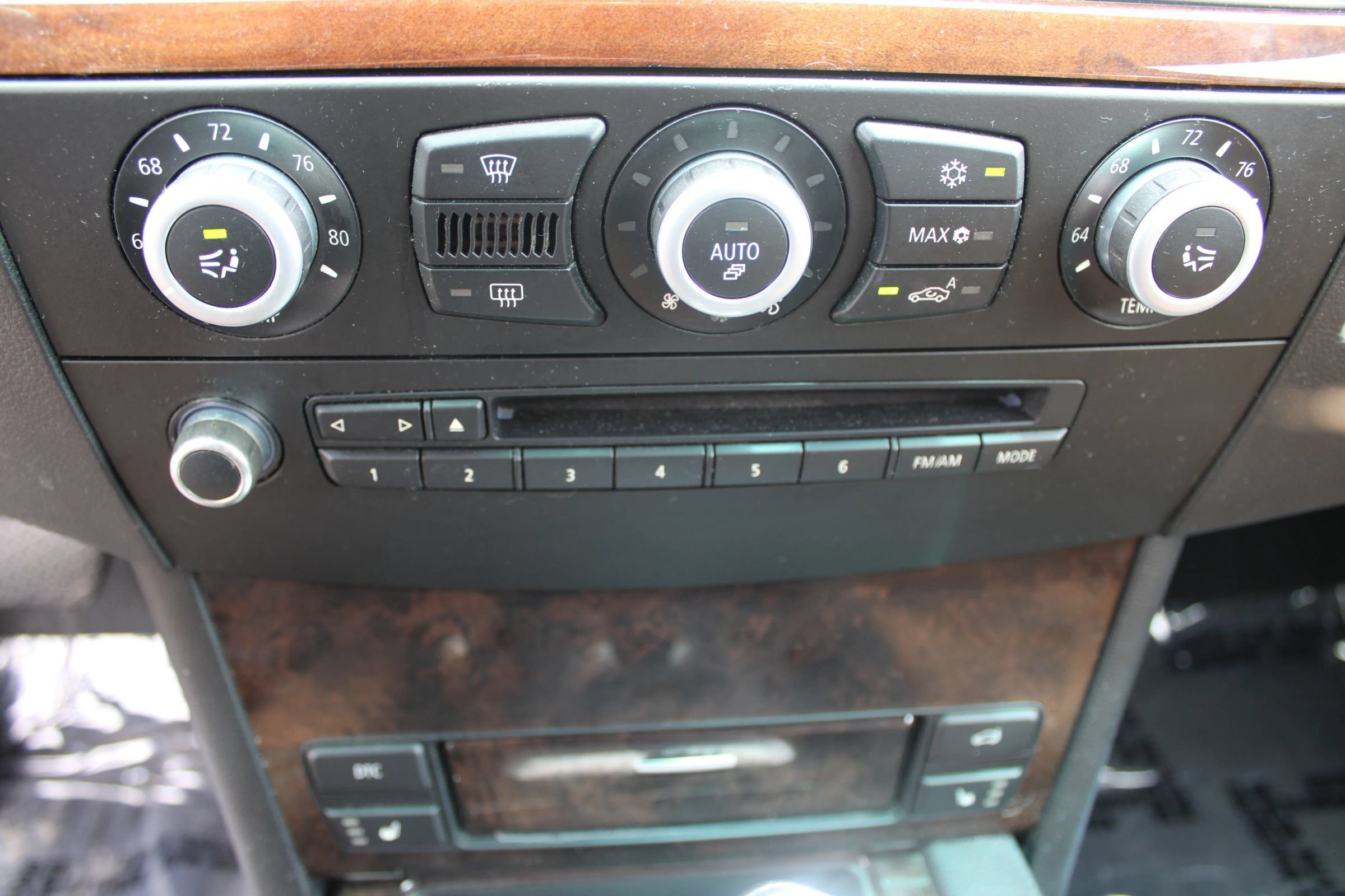Used 2010 BMW 528i xDrive Sedan AWD/4WD image 14