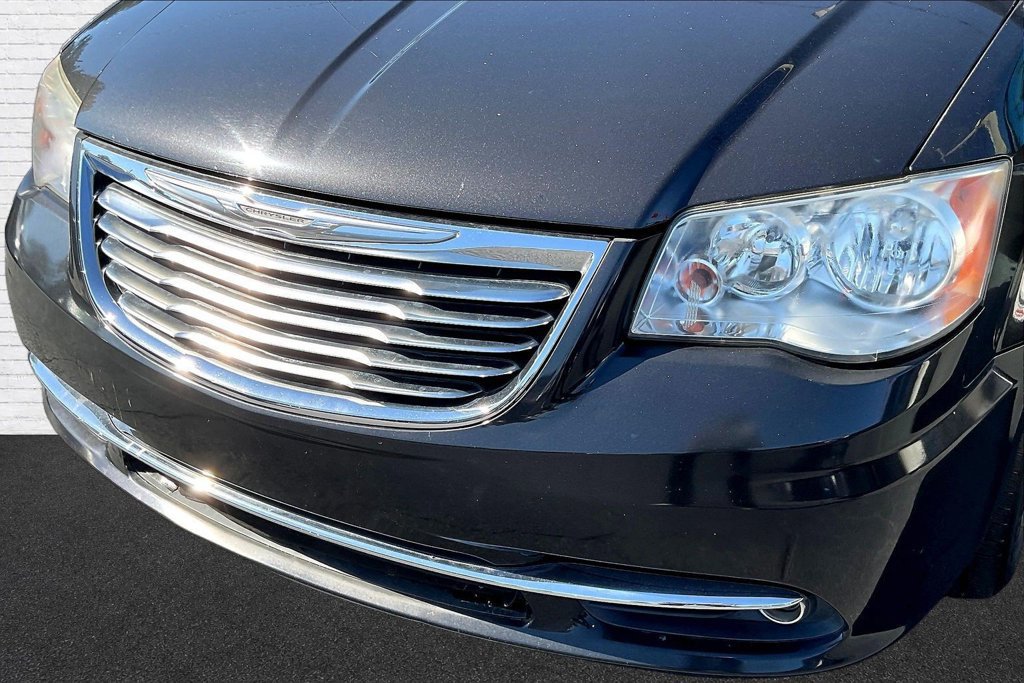 Used 2015 Chrysler Town & Country Touring FWD image 30