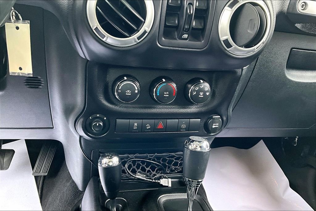 Used 2015 Jeep Wrangler Unlimited Sahara AWD/4WD image 28
