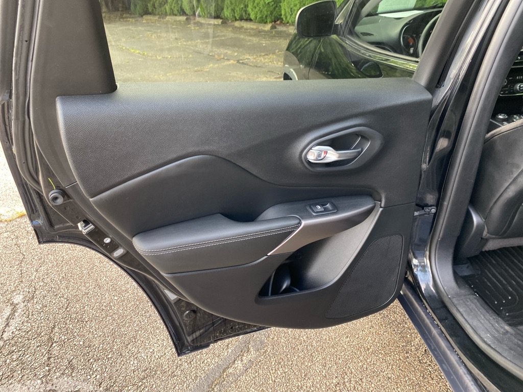Used 2019 Jeep Cherokee Limited AWD/4WD image 20
