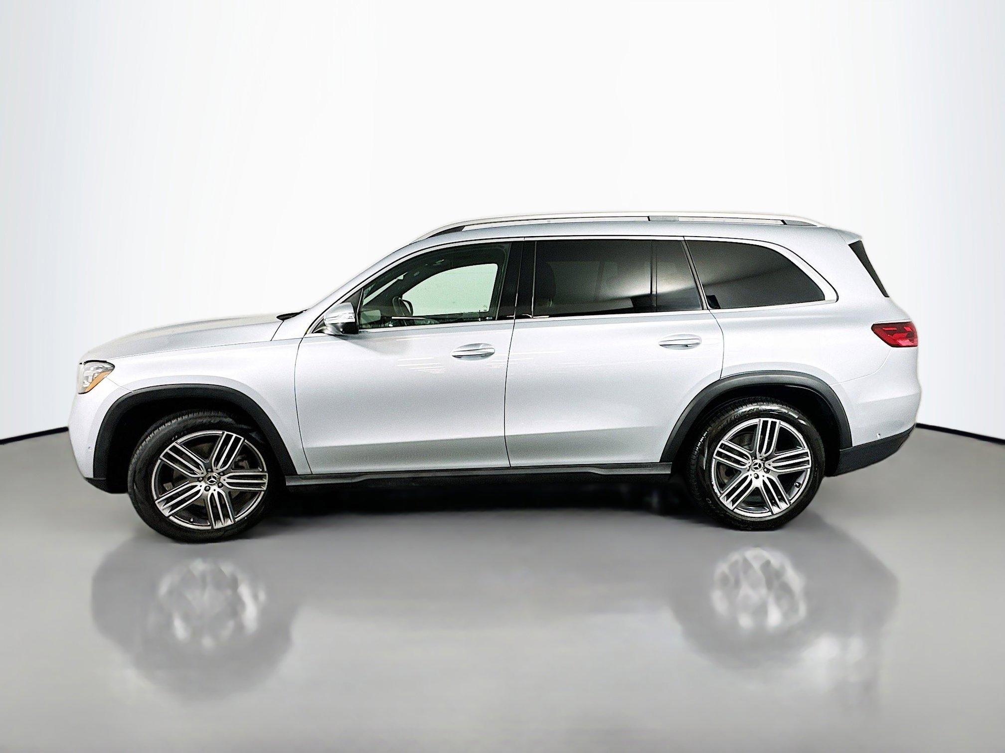Certified 2025 Mercedes-Benz GLS 450 4MATIC image 4