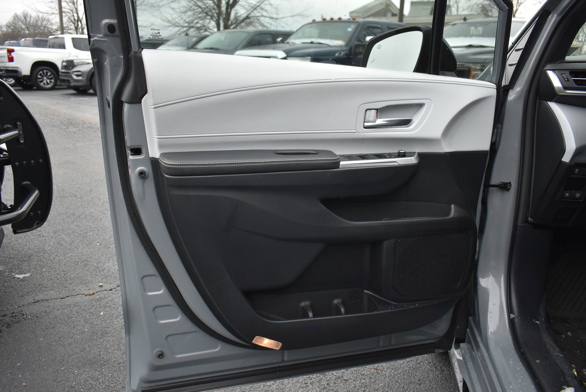 Used 2025 Toyota Sienna XSE image 11