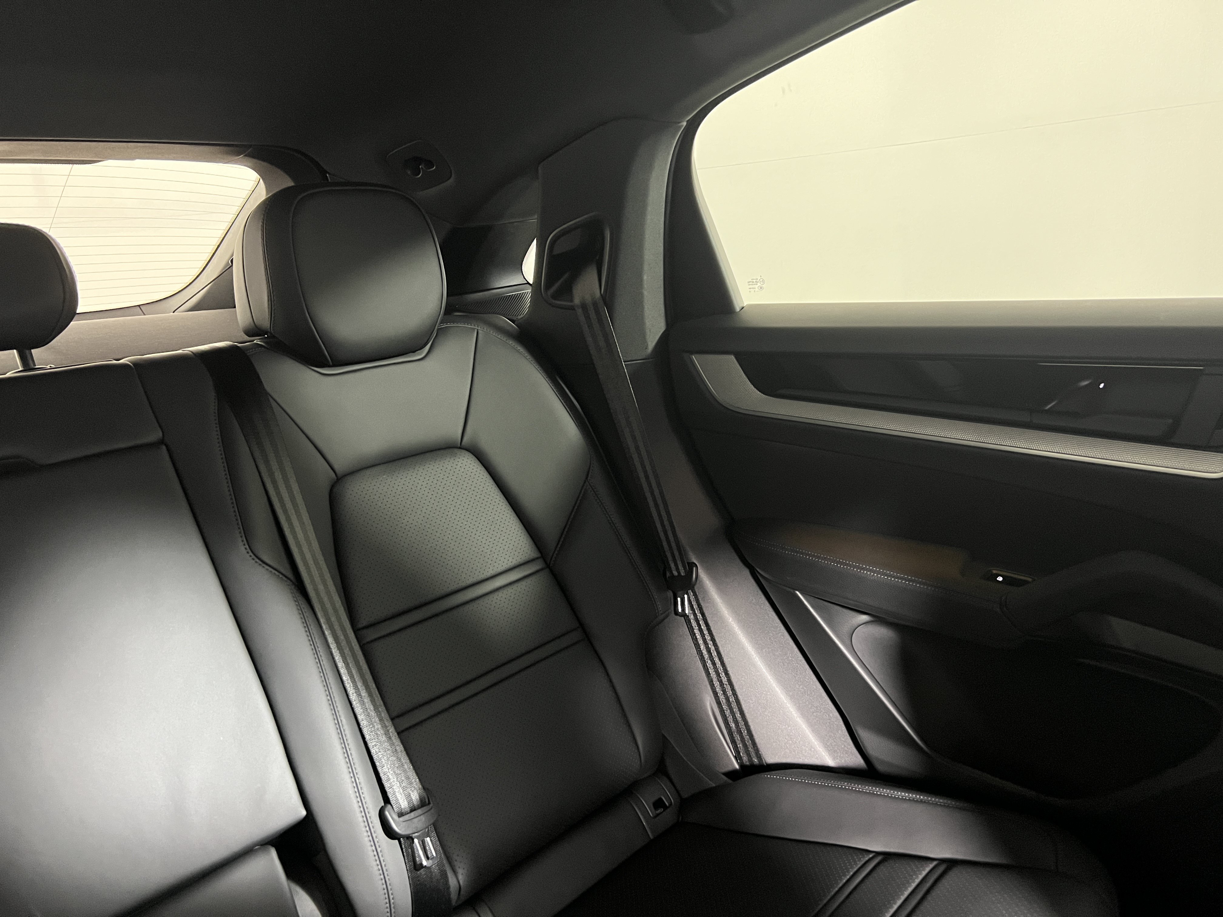 Certified 2024 Porsche Cayenne Coupe AWD/4WD image 17