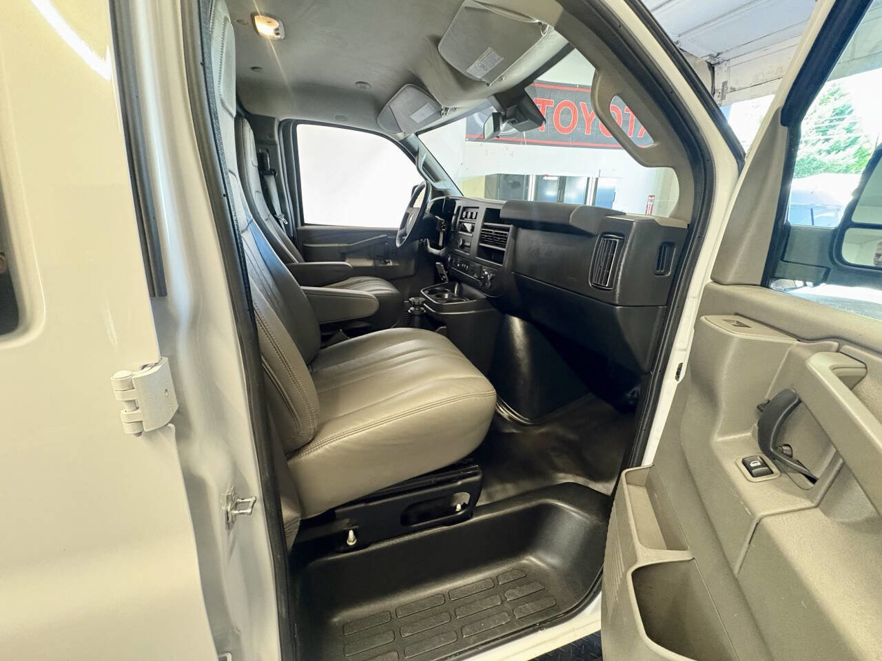 Used 2021 Chevrolet Express 2500 Extended w/ Enhanced Convenience Package image 6
