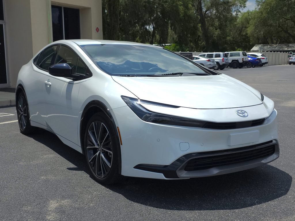 Used 2024 Toyota Prius XLE FWD image 3