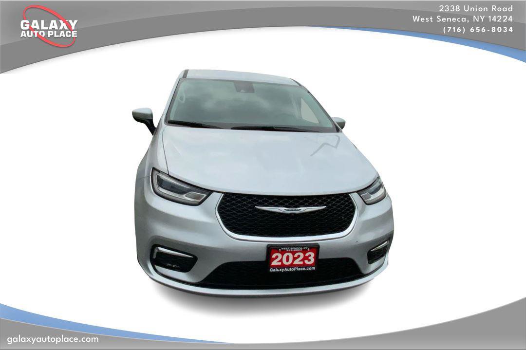 Used 2023 Chrysler Pacifica Touring-L FWD image 3