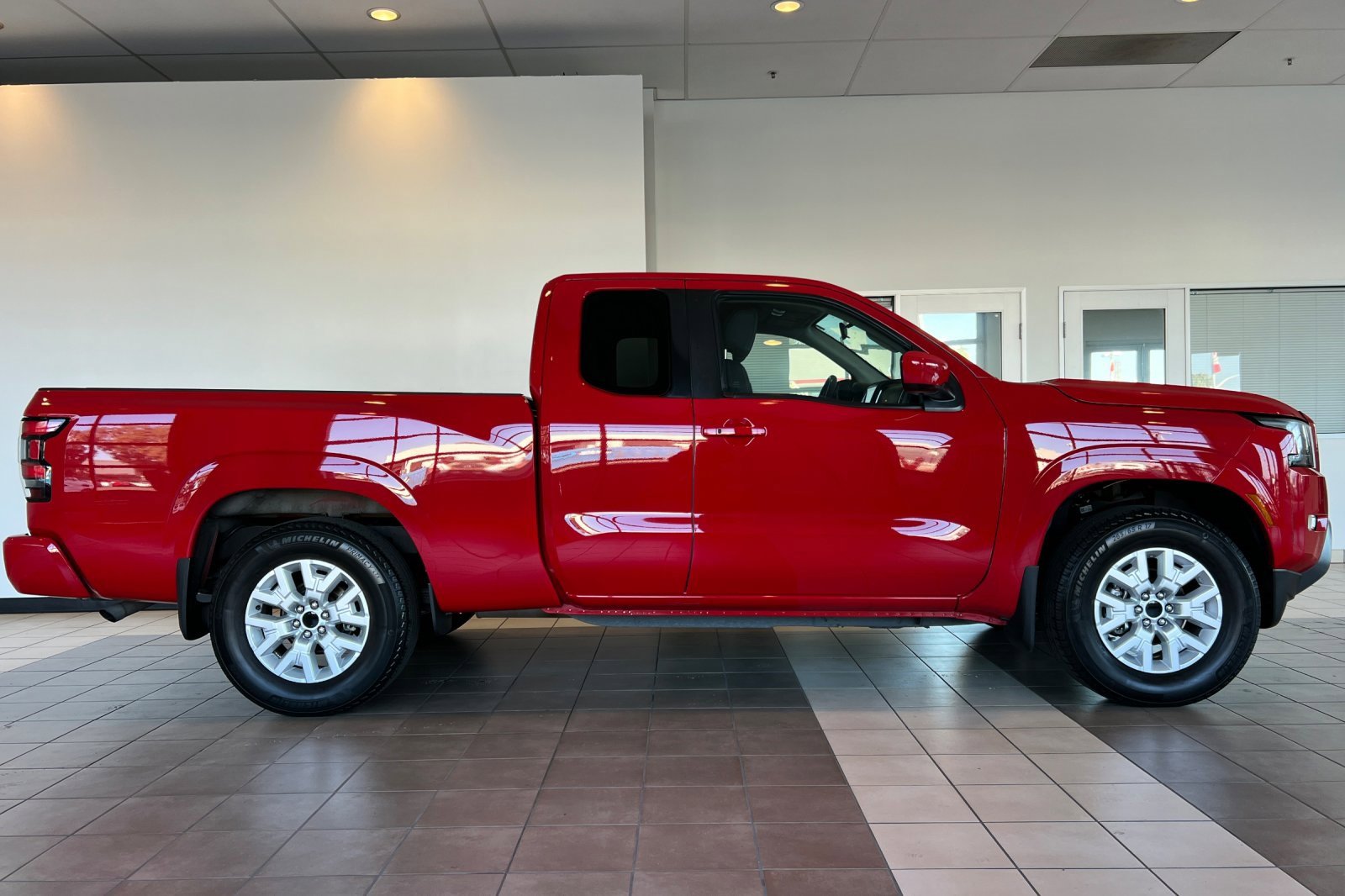 Used 2022 Nissan Frontier SV image 3