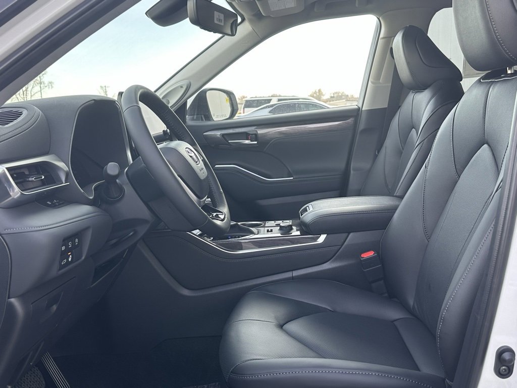 New 2026 Toyota Highlander Limited image 9