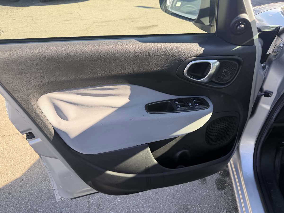 Used 2014 FIAT 500L Easy w/ Popular Equipment Group image 9