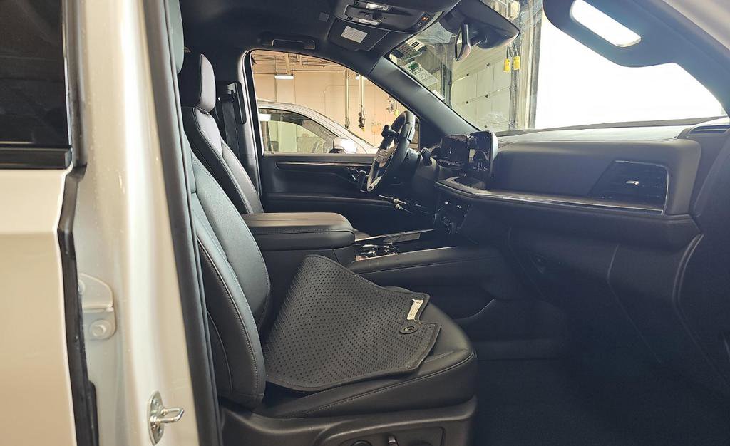 Used 2025 Chevrolet Suburban Z71 AWD/4WD image 11