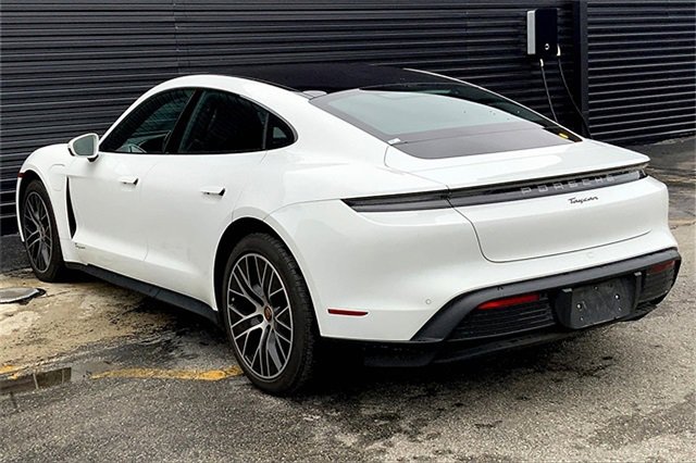 Used 2022 Porsche Taycan image 3