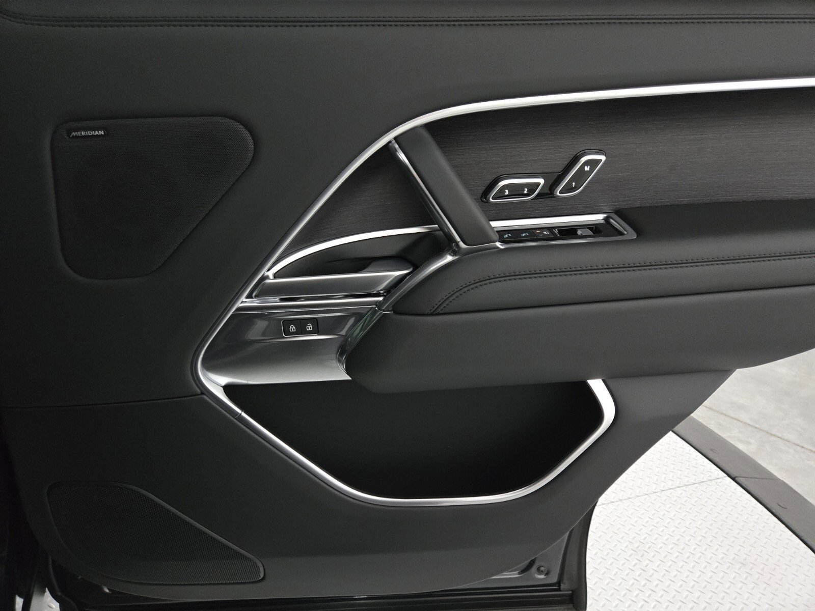 New 2025 Land Rover Range Rover Long Wheelbase SE image 19