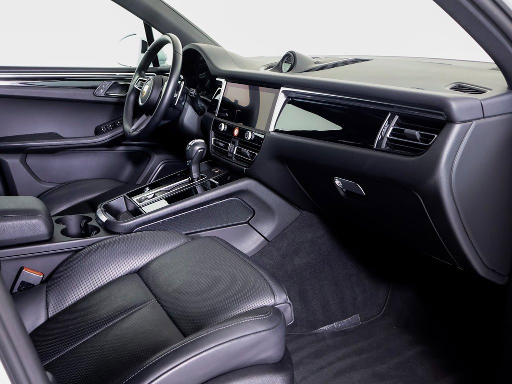 Used 2025 Porsche Macan image 7