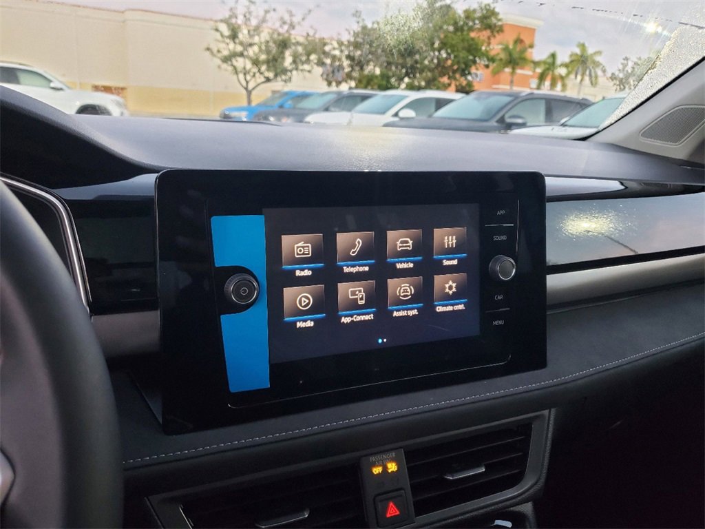 New 2025 Volkswagen Taos SE image 9