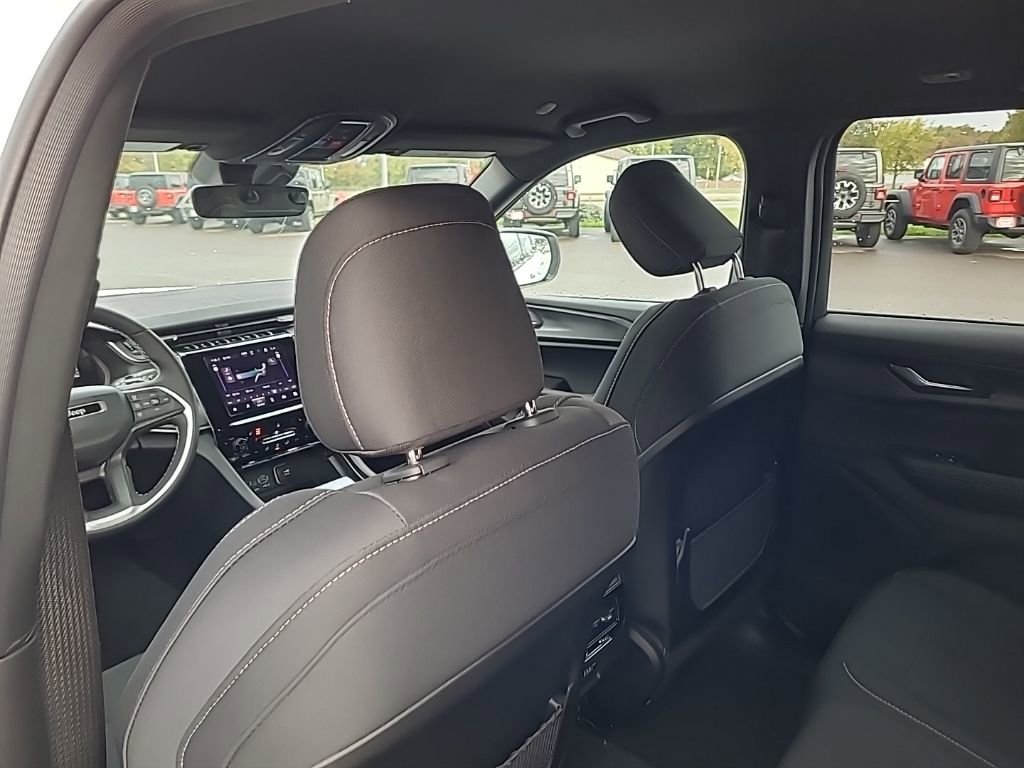 New 2025 Jeep Grand Cherokee Laredo w/ Luxury Tech Group I image 16