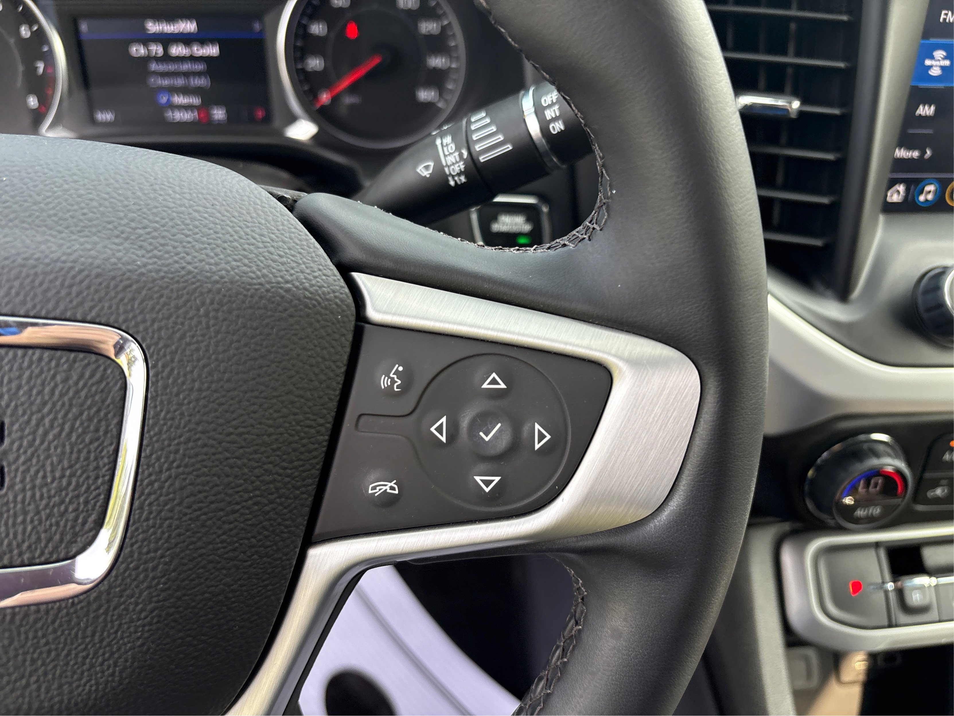 Used 2023 GMC Acadia SLT image 23