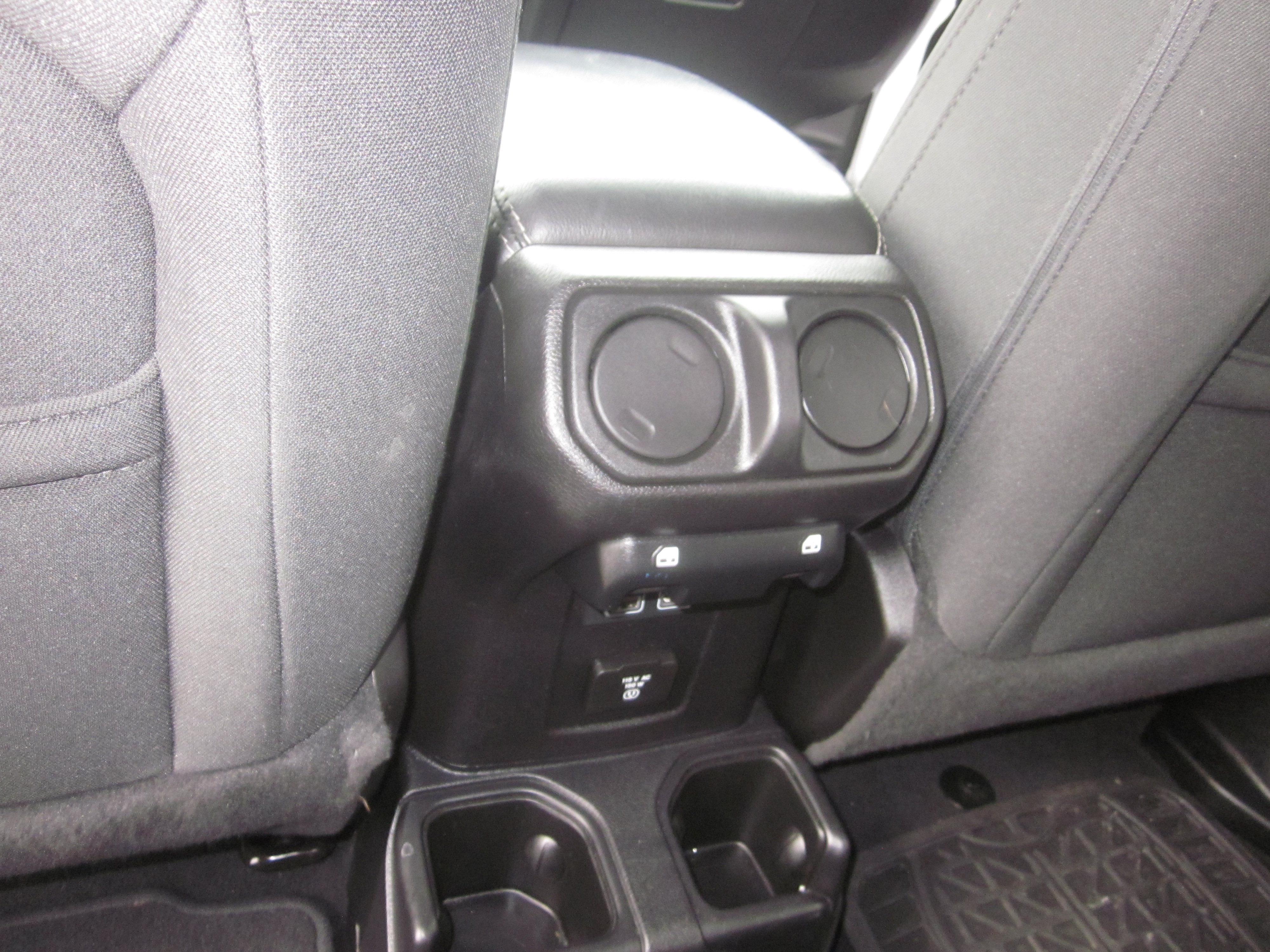 Used 2019 Jeep Wrangler Unlimited Sahara AWD/4WD image 11