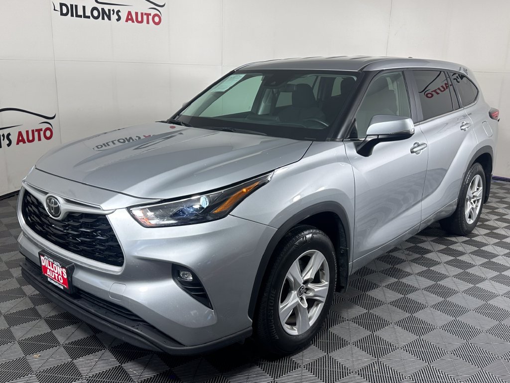 Used 2023 Toyota Highlander LE AWD/4WD image 2